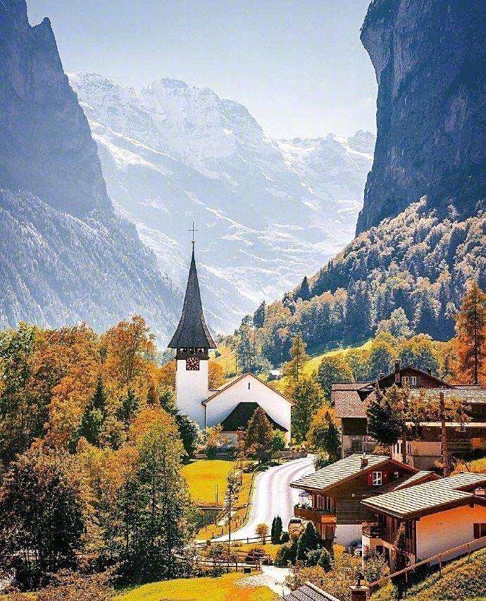 瑞士的"瀑布小镇"——劳特布龙嫩山谷.