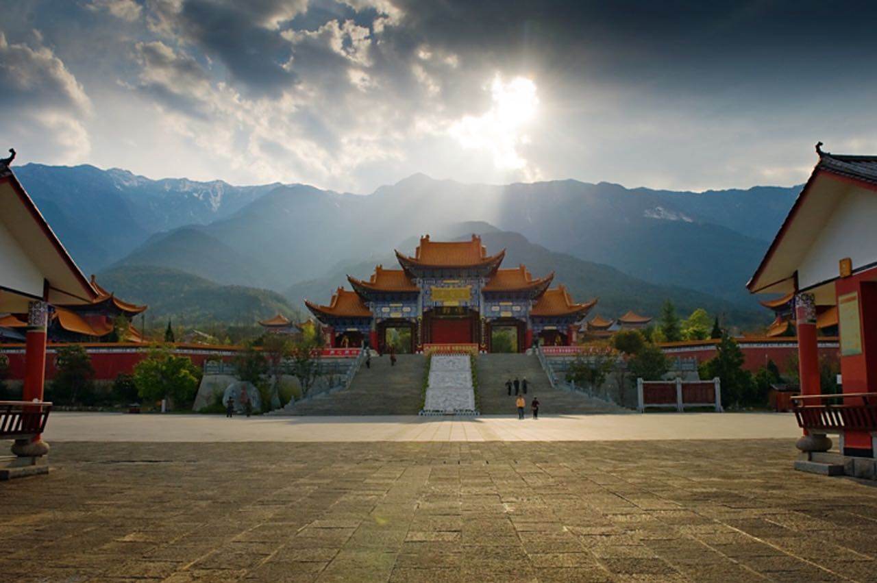 云南大理崇圣寺,背靠苍山,面临洱海.