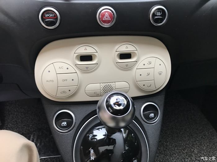 慢出白色fiat 500 gucci 版本