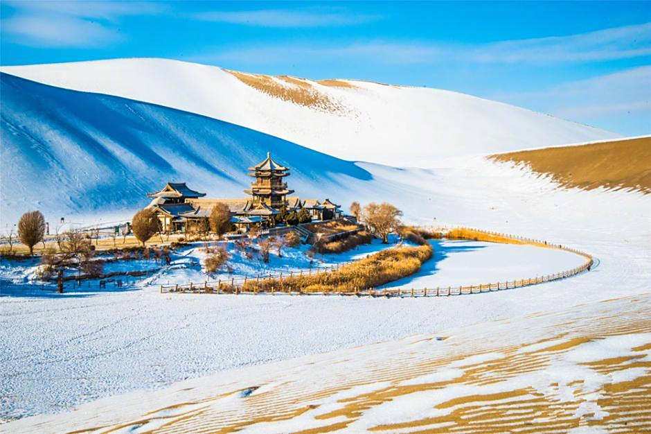 月牙泉,大漠雪景.