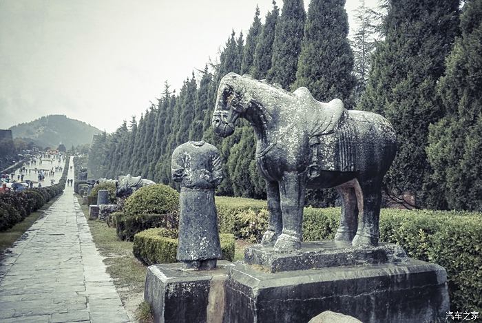 乾陵神道 乾陵是唐高宗李治和武则天的合葬陵