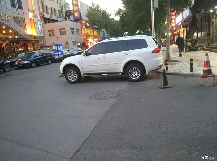 【图】北京王府井百货大楼下一部劲畅是坛子里