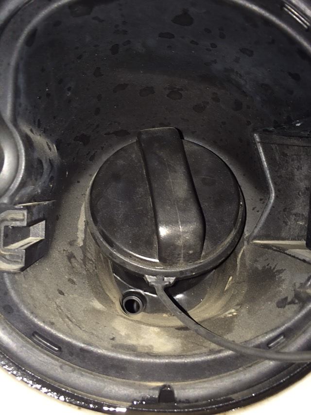 什么我的油箱盖不能锁。大家看看这个小孔是什么