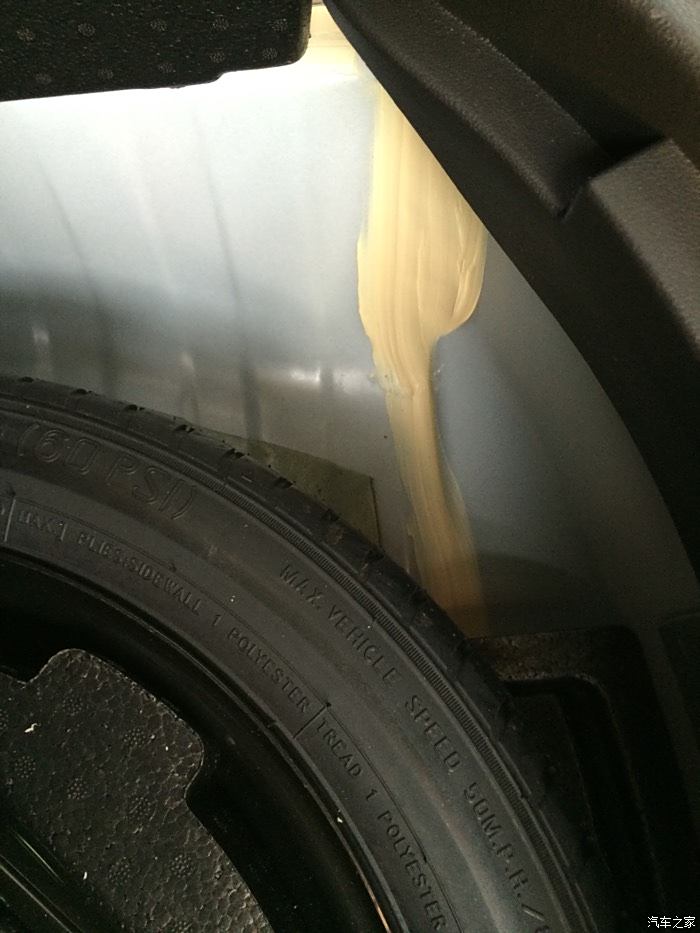新车后备箱上有明显的粗糙的粘贴胶痕迹正常吗