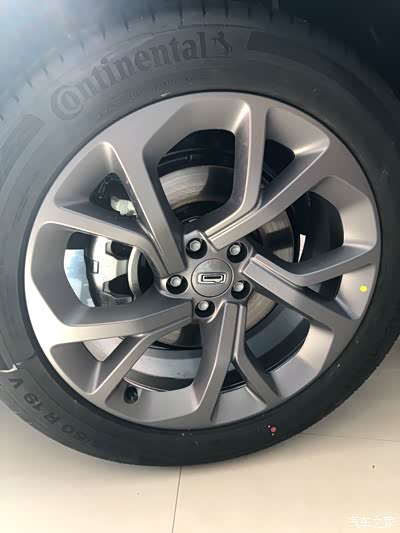 可以分区开启空调,照顾不同人的需求, 观致7度轮胎是马牌轮胎,轮毂铝