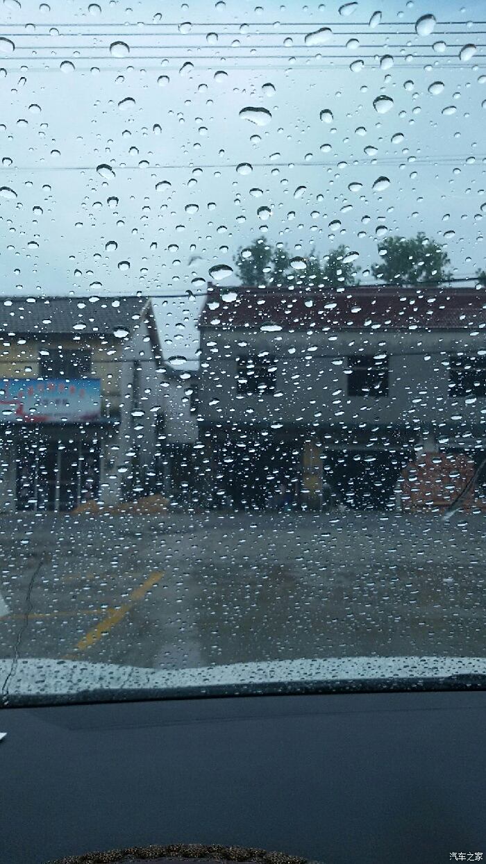 下雨天,待车里时间较长,来几张内饰照供大家欣赏欣赏