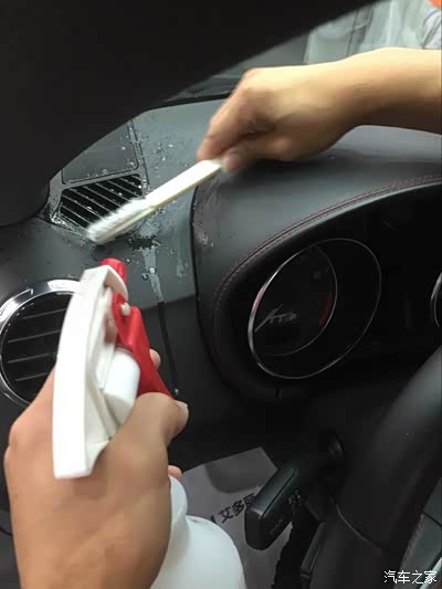 注重汽车内室环境，还是需要定期做内室精洗