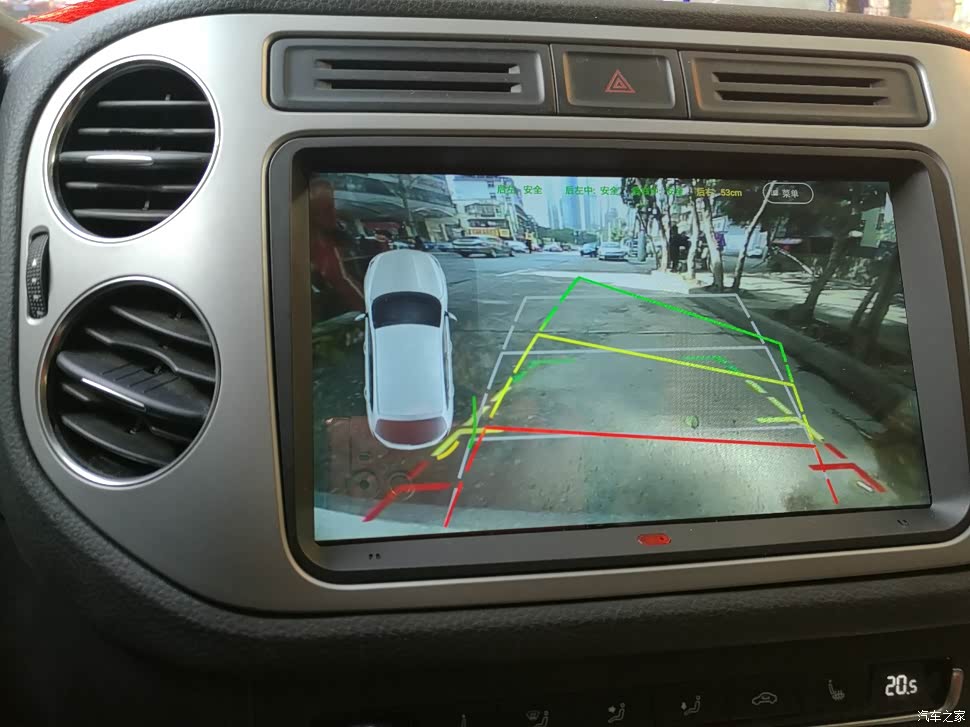 倒车轨迹线！使倒车更安全！倒车影像也非常清楚哦！比原来的不知道好多