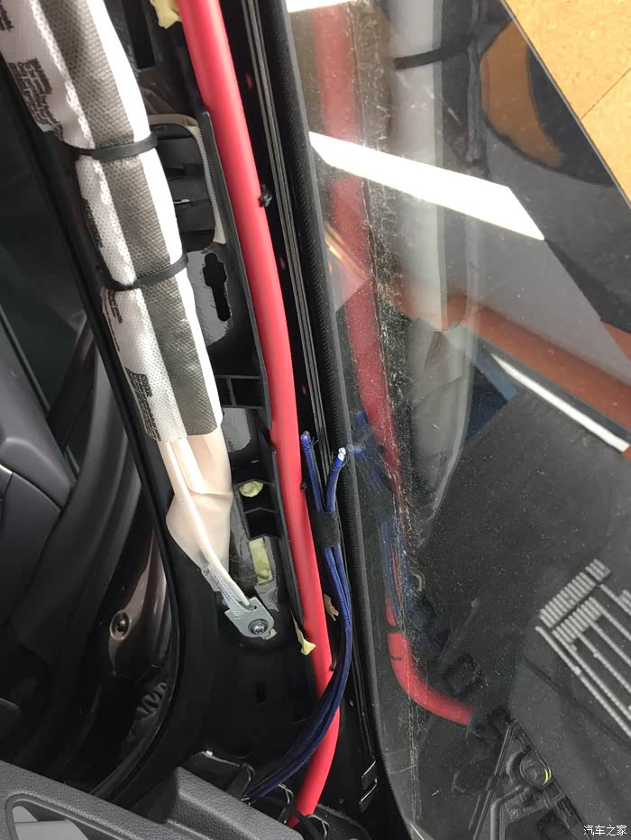 a柱内饰板拆掉,去做倒模,露出来的是红色的电缆还有白色的头部气帘.