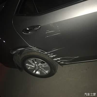 刚撞的,买了全险,为了躲避电动车撞到拐弯处