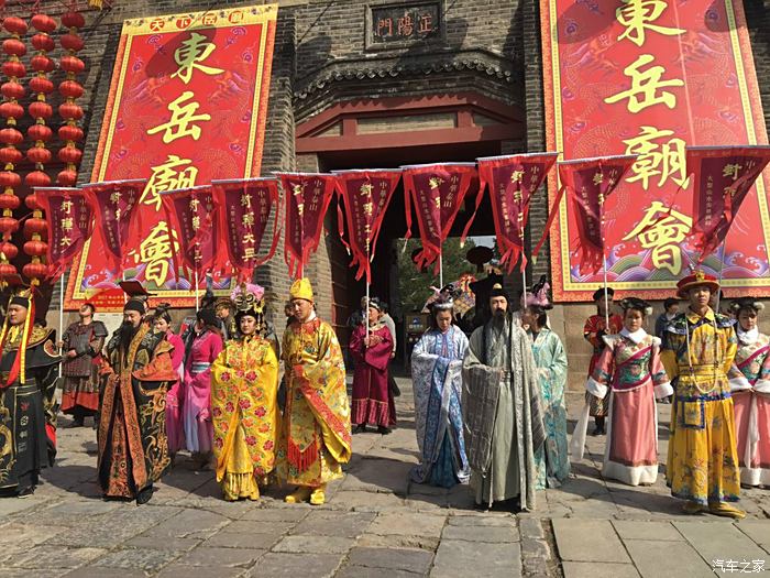 今天东岳庙会,今天泰山奶奶的生日,祈求国泰民安,风调雨顺