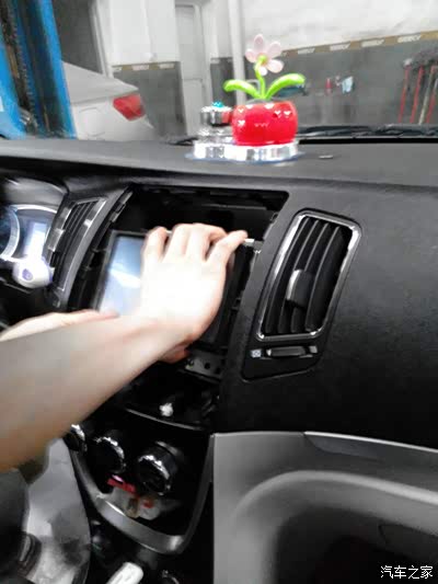 今天换中控了、还换了导航内存,4s送了礼品。