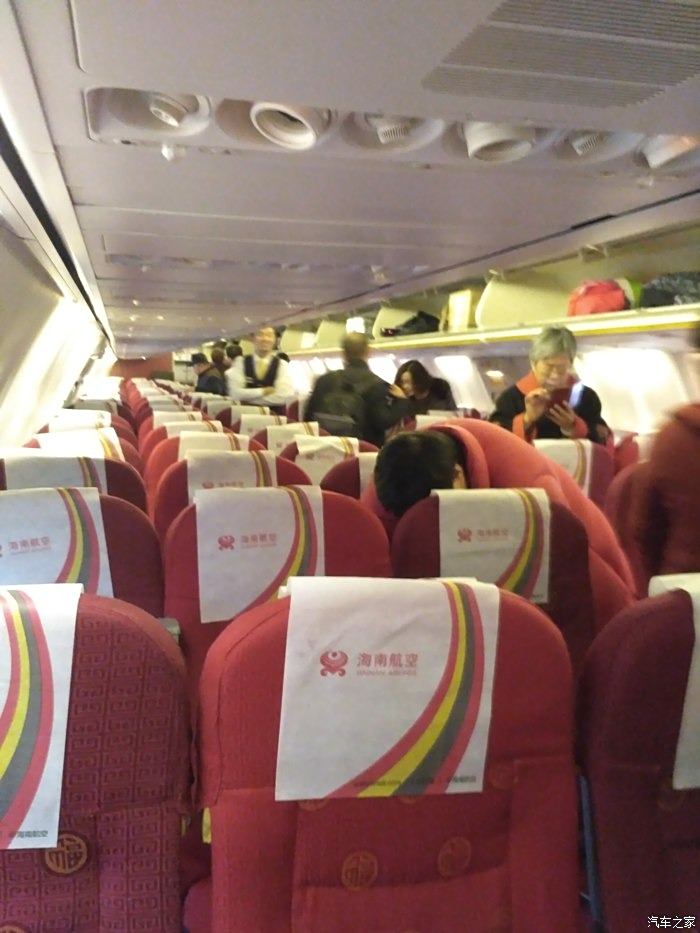 这是海南航空公司hu7842航班,波音737-800中型机舱内部.