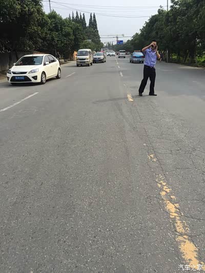 这个世界面包车拉货超载超速发生交通事故都没