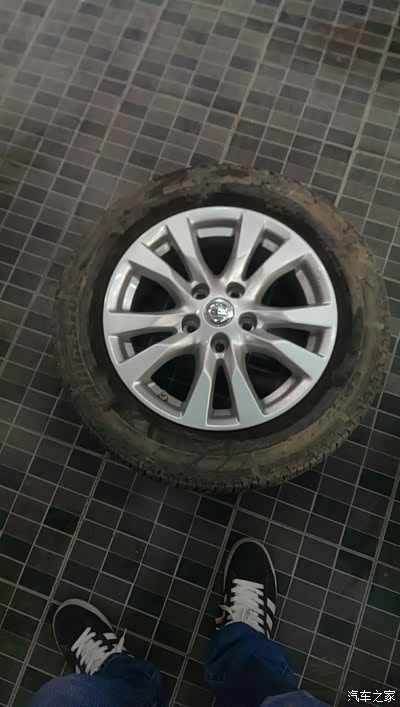 ER33 UZ 215\/6016R轮胎实体店和京东价差太