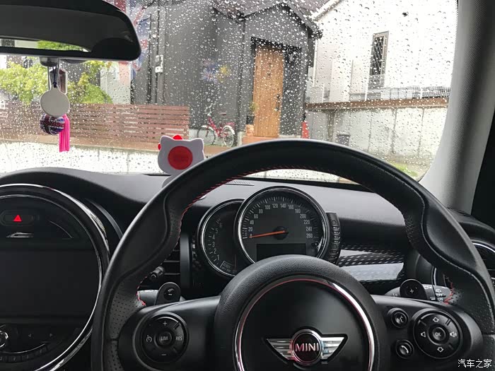 【图】还好去年考了驾照,下雨开车接送小孩的