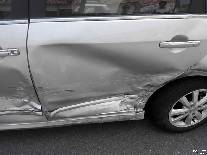 【图】新车首次事故,双车门凹陷+后座有人受伤