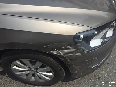 刚买10天的车被别人撞了 对方全责 我应该索赔