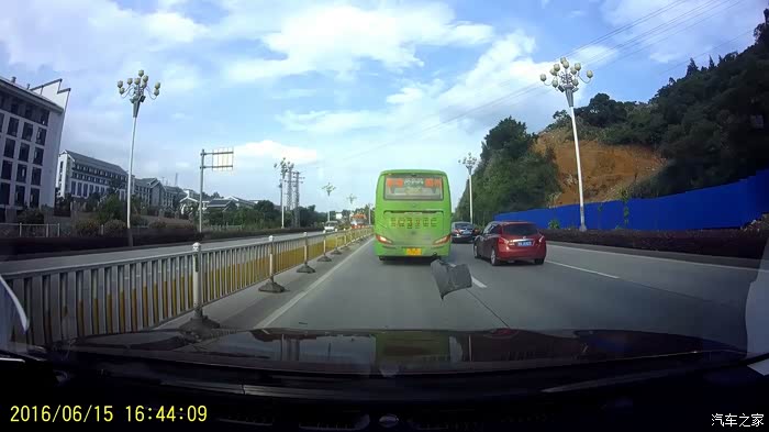 【图】奇骏新车被前面车掉的东西划到了,该报