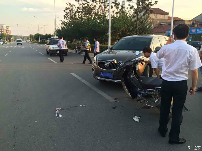 【图】大威与逆行、无证摩托车相撞,事故认定