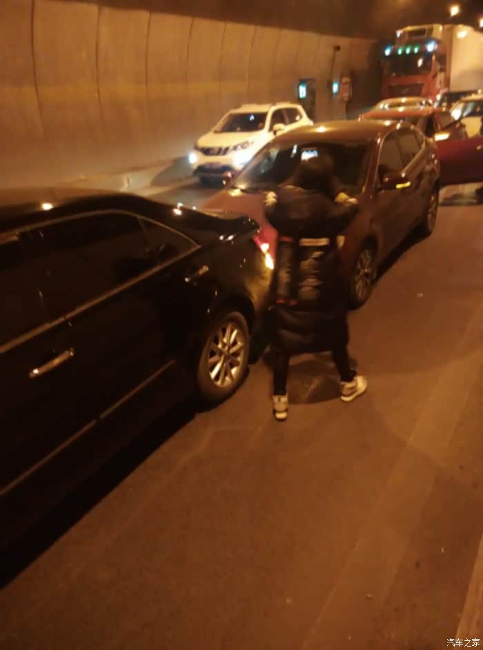 【图】关于连环追尾事故的处理