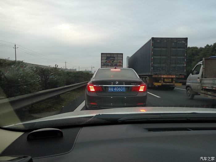 长沙堵车,前面有辆广州宝马,外地堵车跟在本地车后好有亲切感