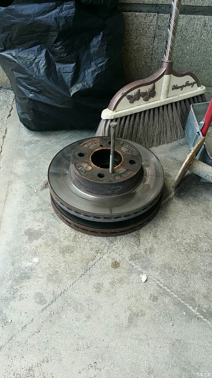 自己怎样换刹车片刹车盘 500_wKgH1FmEaEyAY35pAAaLG8d5Hos631.jpg