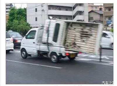 让开让开,我兄弟快不行了。兄弟挺住马上就到