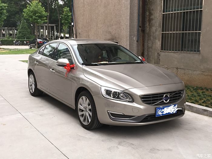   首先介绍一下我的第一部新车,沃尔沃s60l t4 2016,海贝灰,黑