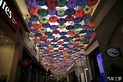 来到dubai mall购物中心 雨伞屋顶 好漂亮