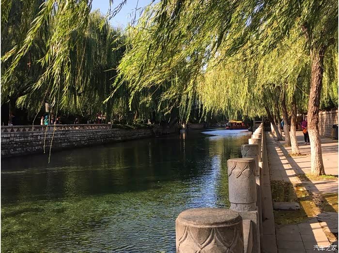 手拿菜刀砍电线:一路火花带闪电!窜起来。