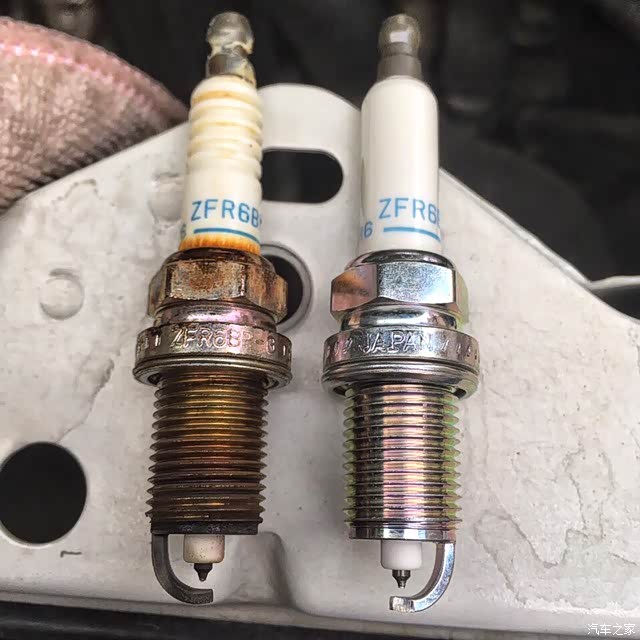 新旧火花塞对比图……据说是改良了,型号是一样的,但是原厂的没有