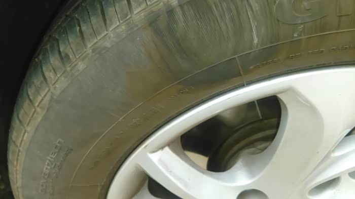 【图】轮胎侧面和路牙蹭了一下,鼓包了吗?用手