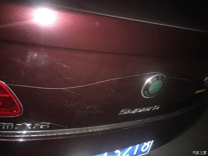 【图】车放路边划了线的车位上,去饭店里吃了