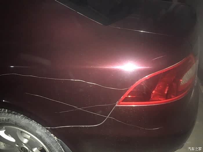 【图】车放路边划了线的车位上,去饭店里吃了