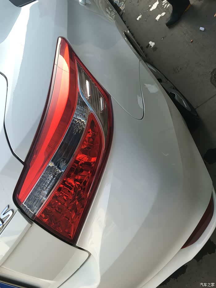 怎么去除车玻璃上的水渍 500_wKjByVhT30OAG6L1AA0ES3jj380461.jpg