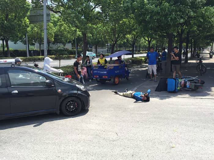 【图】外卖员又出事了。。。_上海论坛_汽车之家论坛