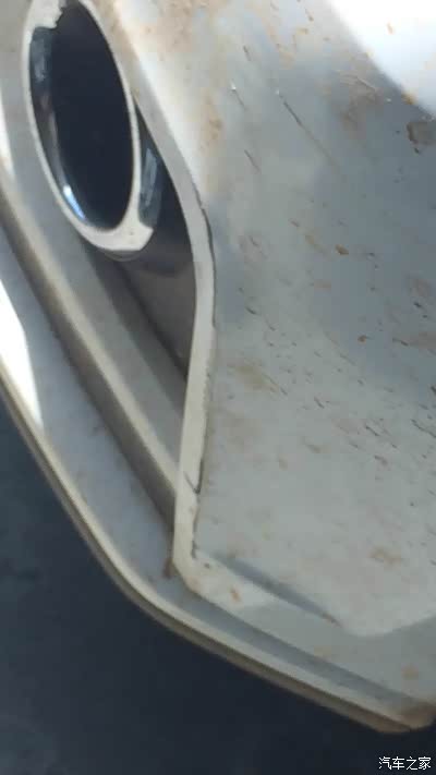 前保险杠左右两边都擦了一小块补漆要花多少钱