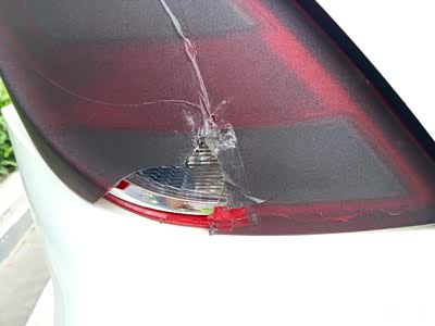 之前发的认证贴一直未认证,今天尾灯烂了,保险