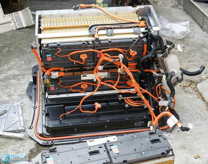 【图】凯迪拉克CT6混动版谍照车拆车,18Kwh