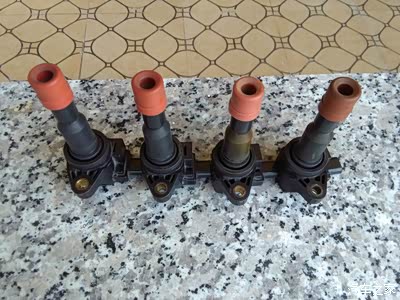 2004款CVT飞度拆下的点火线圈4个