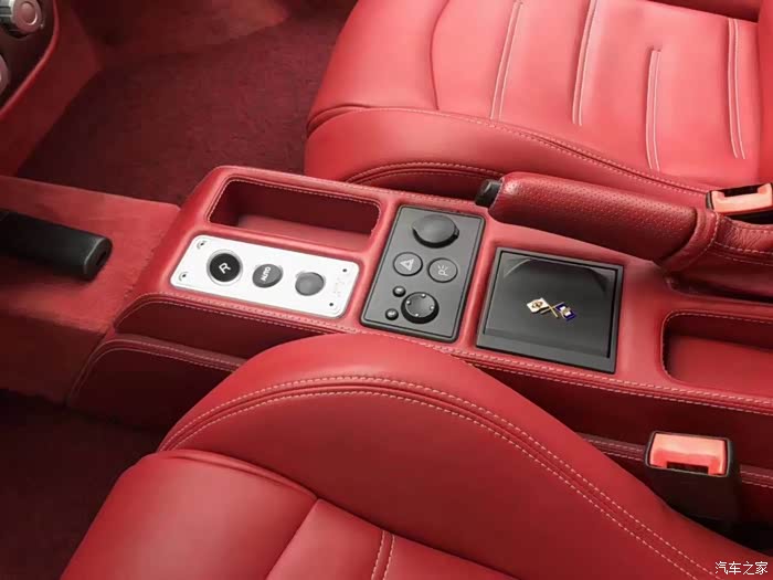 红色的法拉利真是太迷人了,那红色的内饰真是太豪华了,我太爱了