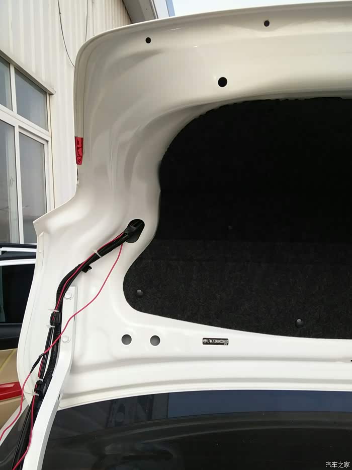 乞丐变王子之威驰改装原车后备箱开启。