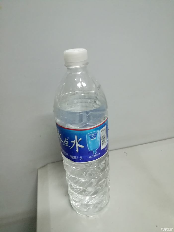 5l的瓶子加了这么多的水.只用了冰点水的瓶子,里面装的除盐水.