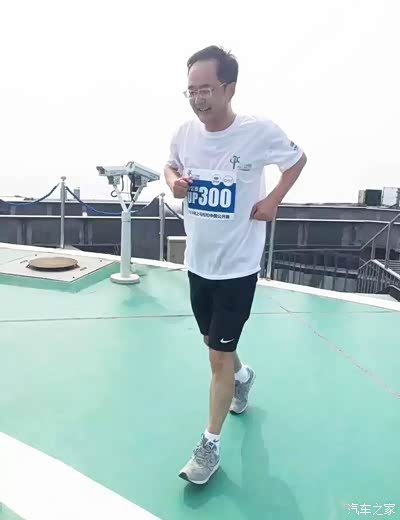 如果爬81层楼,能约会女神唐嫣,也值了。_北京