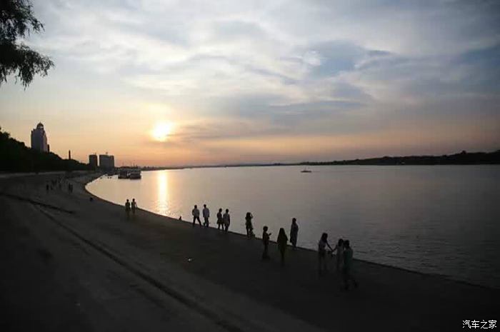 我的家在东北松花江上简谱_教室里飘出的音符,瞬间把你带回70年前...