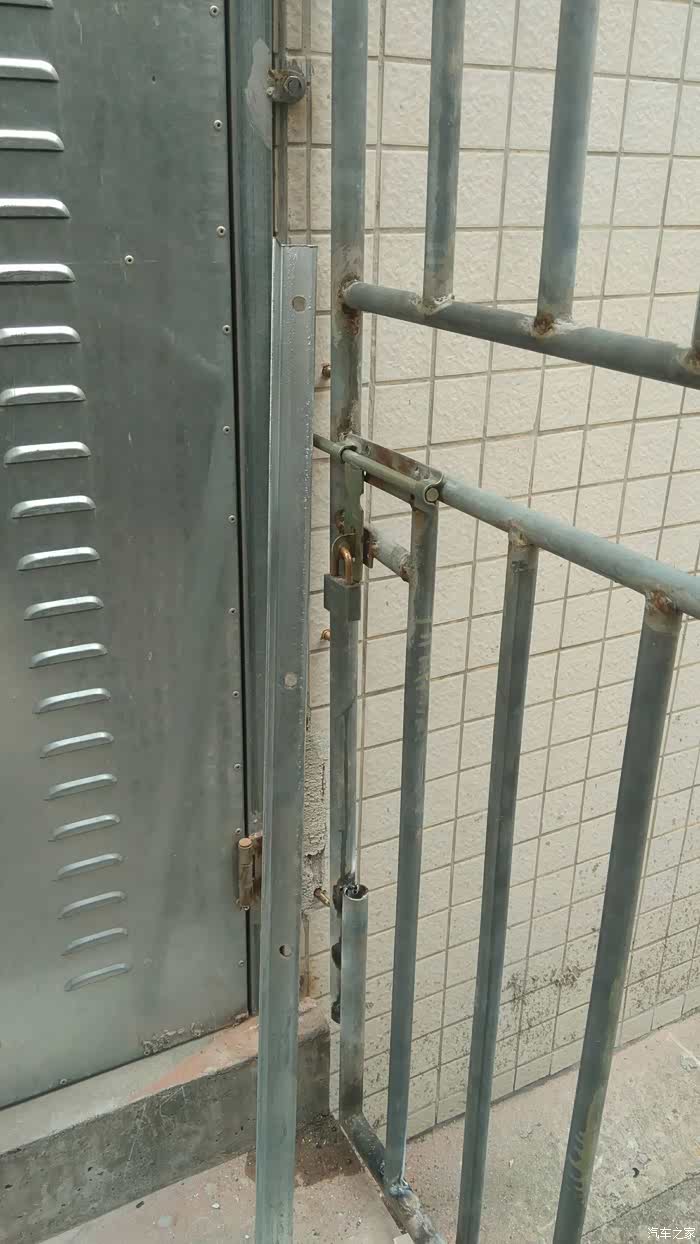 这是把铁门往后移了就不用每次开门了就用400*500*200的铁箱先用着～买不锈