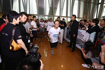 如果爬81层楼,能约会女神唐嫣,也值了。_北京