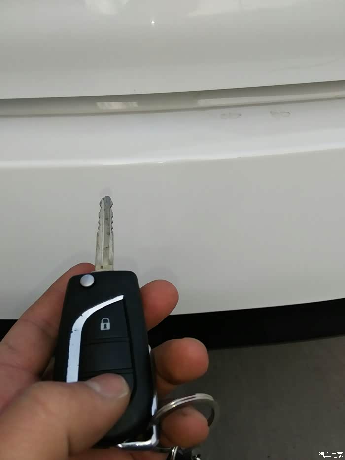 乞丐变王子之威驰改装原车后备箱开启。