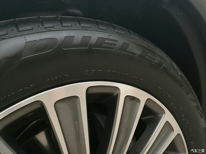 轮胎,235/55r19,中规中矩吧,以前的q5是255/55r20,感觉小点可以接受.